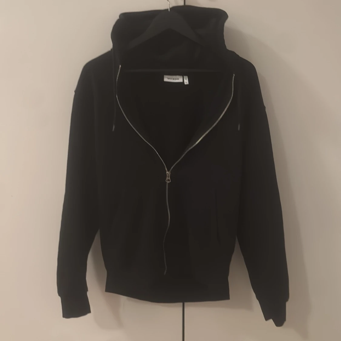 Svart hoodie med dragkedja från Weekday