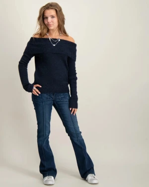 Stickad Off-shoulder Gina Tricot  - Säljer den här super fina stickade tröjan från Gina Tricot i storlek 170! Passar som S! Knappt använd och mycket bra skick💙