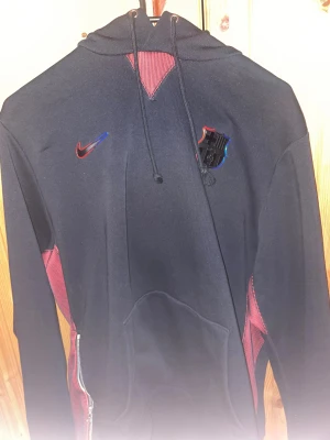 Nike Dri-Fit - Barca Hoodie - Nike Dri-Fit Hoodie Barca (L) – 399 kr  Säljer en svart Nike Dri-Fit hoodie i storlek L med röda detaljer och barcelona- motiv. Bra kvalitet och bekvämt material. Fint begagnat skick. (Äkta tröja) Pris: 399 kr 