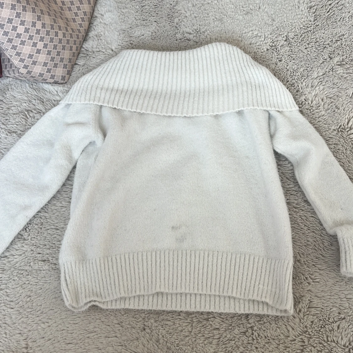 Vit stickad tröja med bred krage Lindex