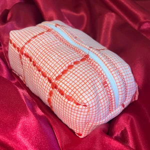 Handgjord sminkväska  - Handgjord sminkväska gjord med kärlek , liten storlek 