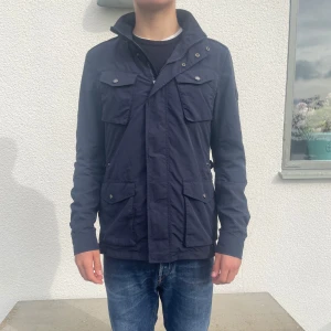 Woolrich fieldjacka - Hej! Säljer denna jättefina Woolrich jackan i storlek medium men passar även small, jättebra skick och inga defekter alls. Väldigt exklusiv och eftertraktad jacka, hör gärna av dig om du har några frågor!