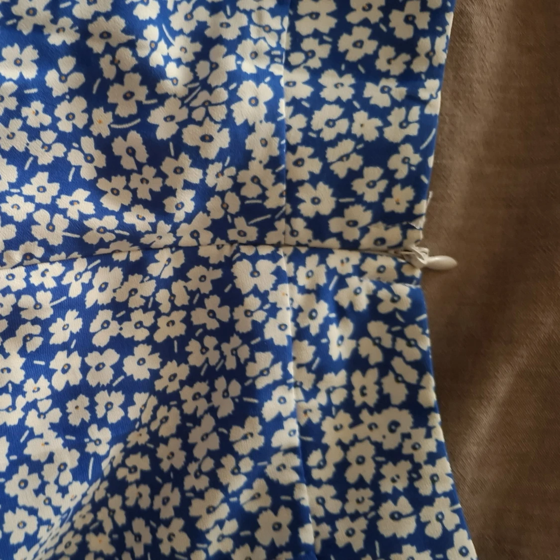 Blåvit blommig långkjol med slits - 3