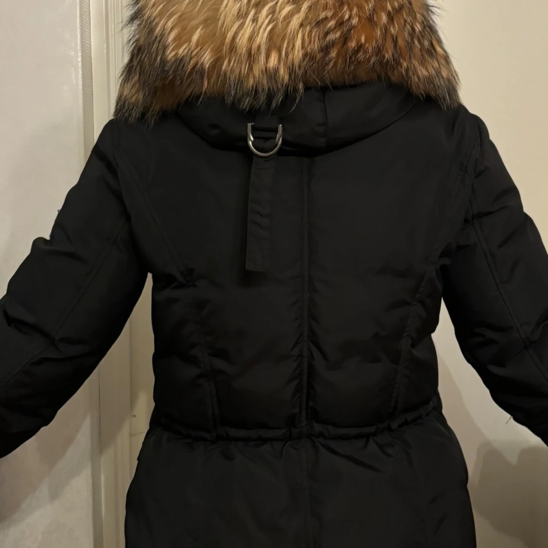 Svart Hollies dunjacka med päls - 3