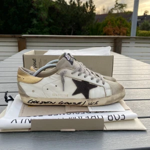 Golden Goose vita sneakers med stjärna - Sparsamt använda. Säljer billigare på grund av defekt vid hälen som går och fixa för typ en hundring hos skomakare. Box och allt og följer med!