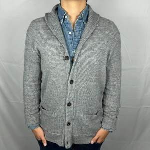 Ralph Lauren Cardigan - Riktigt skön cardigan från Polo Ralph Lauren. Storlek: L enligt tagg men sitter mer som M - Skicket på koftan är väldigt bra utan defekter - Vårat pris: 649kr - Nypris: 2899kr - Modellen är 185cm och väger 80kg. Hör av dig vid frågor eller funderingar!