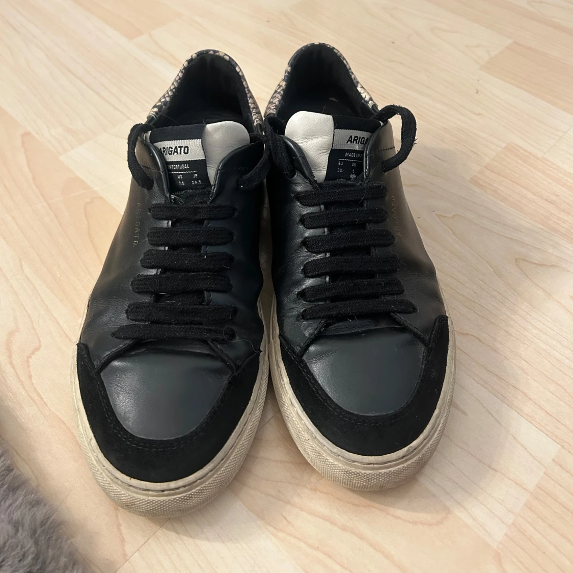 Svarta sneakers från Axel Arigato - 2