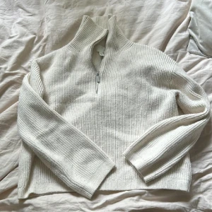Stickad tröja - Stickad tröja från H&M. Lite nopprig men annars i väldigt bra skick 🫶