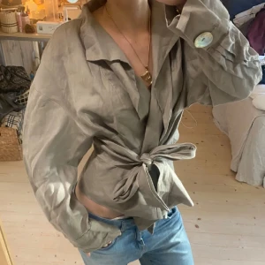 Beige blus med knytning i midjan  - Såååå sjukt snygg blus!!!! Från Zara i storlek M 