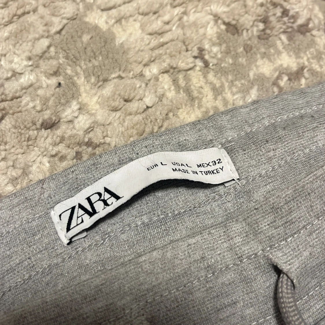 Grå mjukisbyxor från Zara med snörning - 1