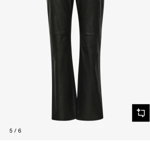 Svarta skinnbyxor från Part Two - Snygga svarta skinnbyxor från Part Two i klassisk rak modell. Byxorna har hög midja och raka ben med en stilren look. Tillverkade i mjukt skinn som ger en cool vibe och passar perfekt till en trendig outfit. Stl 38 dock större i storlek motsvarar stl 40. Köpt för 2500kr. Använt 1 gång 