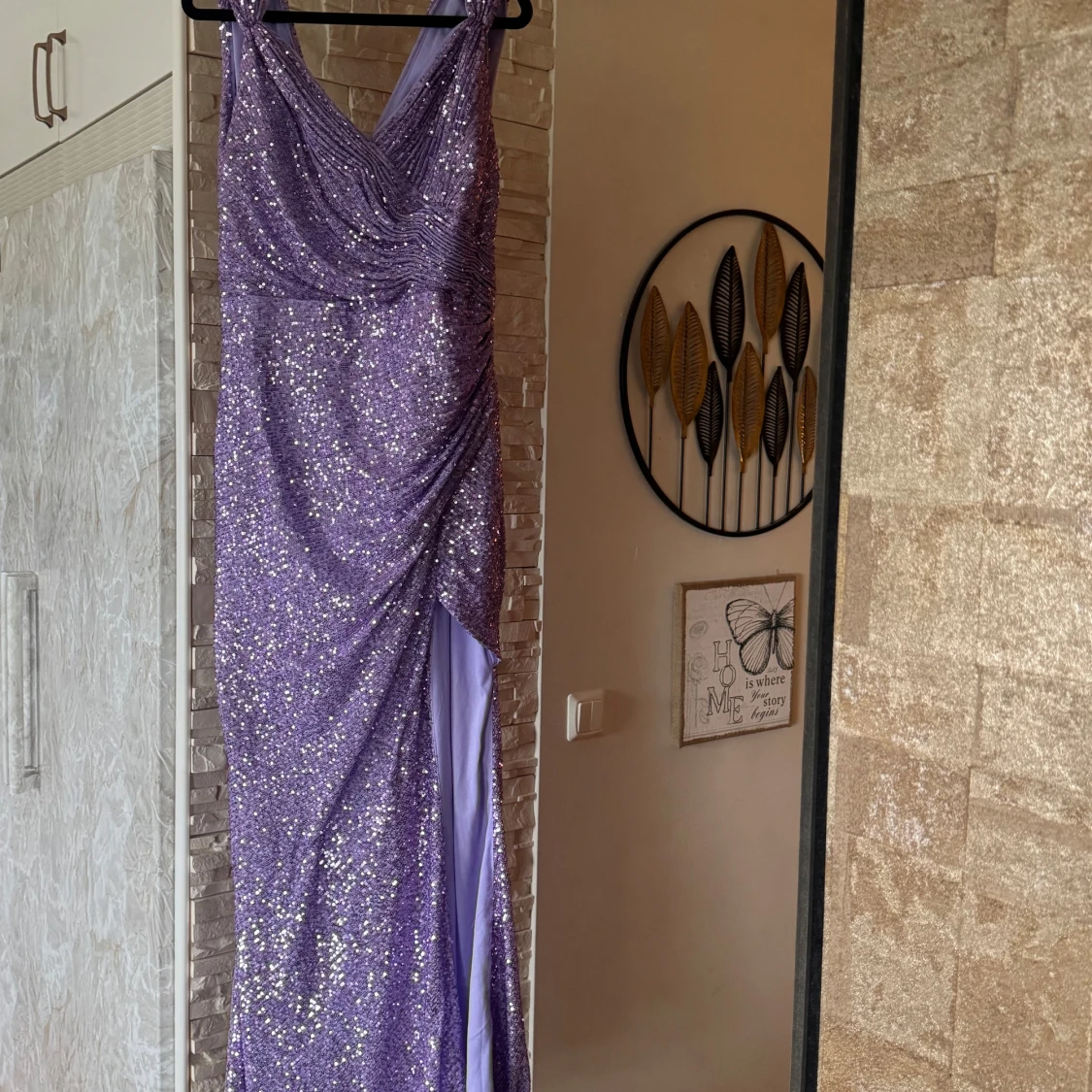 Lila glittrig långklänning med slits