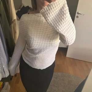 Vit tröja med vida ärmar - Säljer en vit tröja med snygg struktur och vida, långa ärmar. Tröjan har en rak passform och är perfekt för dig som gillar en stilren men ändå unik look. Passar till både jeans och kjol för en trendig outfit 🤩🤩🤩
