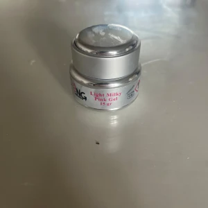 Light Milky Pink Gel 15g burk - Helt ny gel i färgen light milky pink från nagelgiganten. 