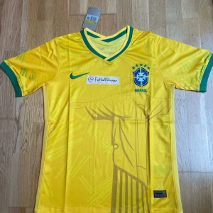 Brasilien gul fotbollströja   - Storlek L, säljer den då ja försöker få ut det sista av mina fotbollströjor ur mitt lager
