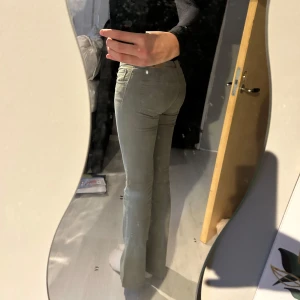 Olivgröna bootcut byxor - Säljer de populära nyheterna hos lager157. Det är ett par olivgröna byxor med bootcut-snitt och normal passform. DE ÄR HELT OANVÄNDA, men de är uppsorterade i nedre kanten för att få extra längd. 