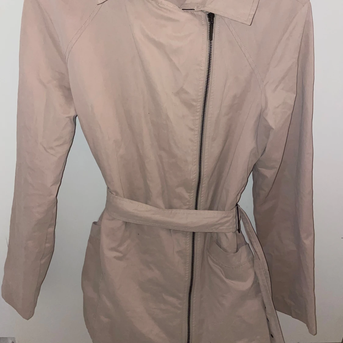 Beige trenchcoat med bälte