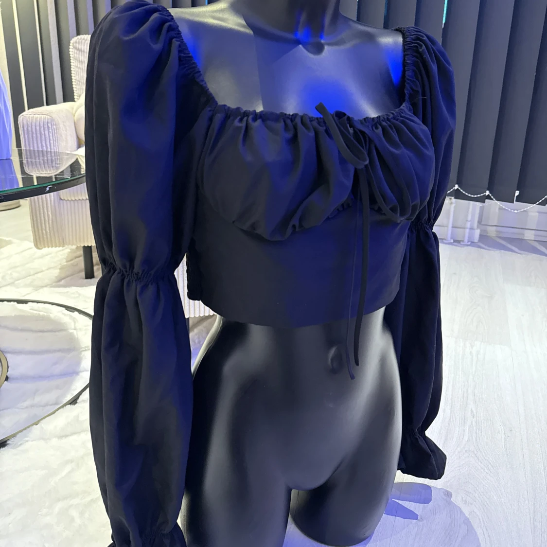 Svart croppad blus med puffärmar - 3