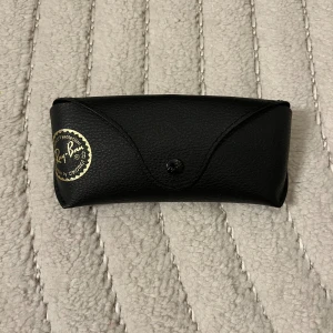 Rayban solglasögon  - Säljer då den inte kommer till användning.