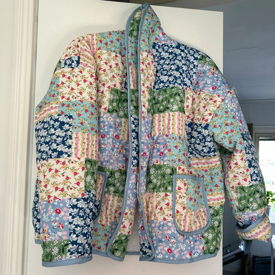 Patchwork quiltad jacka med blommor