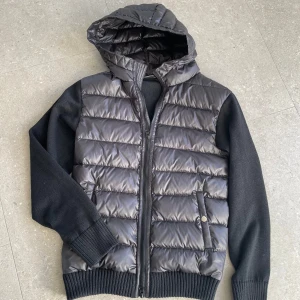 Svart Cardigan jacka - Svart Cardigan jacka med luva perfekt nu till hösten. Inköpt för 2500kr, mitt pris: 1199kr. Hör av dig vid fler frågor eller funderingar//