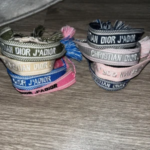 Armband  - Snygga armband, som kan justeras i storlek. Kommer i 8 olika färger!