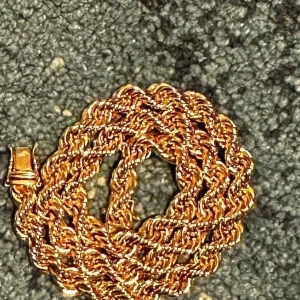 Guldigt tvinnat halsband - Ett vackert guldpläterad halsband. Knappt andvändt, det finns inte en skråma på denna produkt så det blir som att köpa en alldeles ny. Längd: 55cm Tjocklek:8mm Nypris:2400kr Köparen betalar för frakten