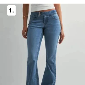 Blå bootcut jeans med låg midja - Snygga blå jeans med bootcut-modell och låg midja. Jeansen har klassiska fickor fram och bak samt dubbla knappar i midjan. Perfekta för en avslappnad och trendig look.