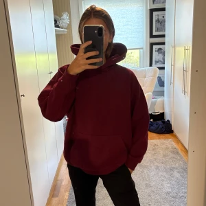 Vinröd hoodie - Supersnygg vinröd hoodie i bra skick