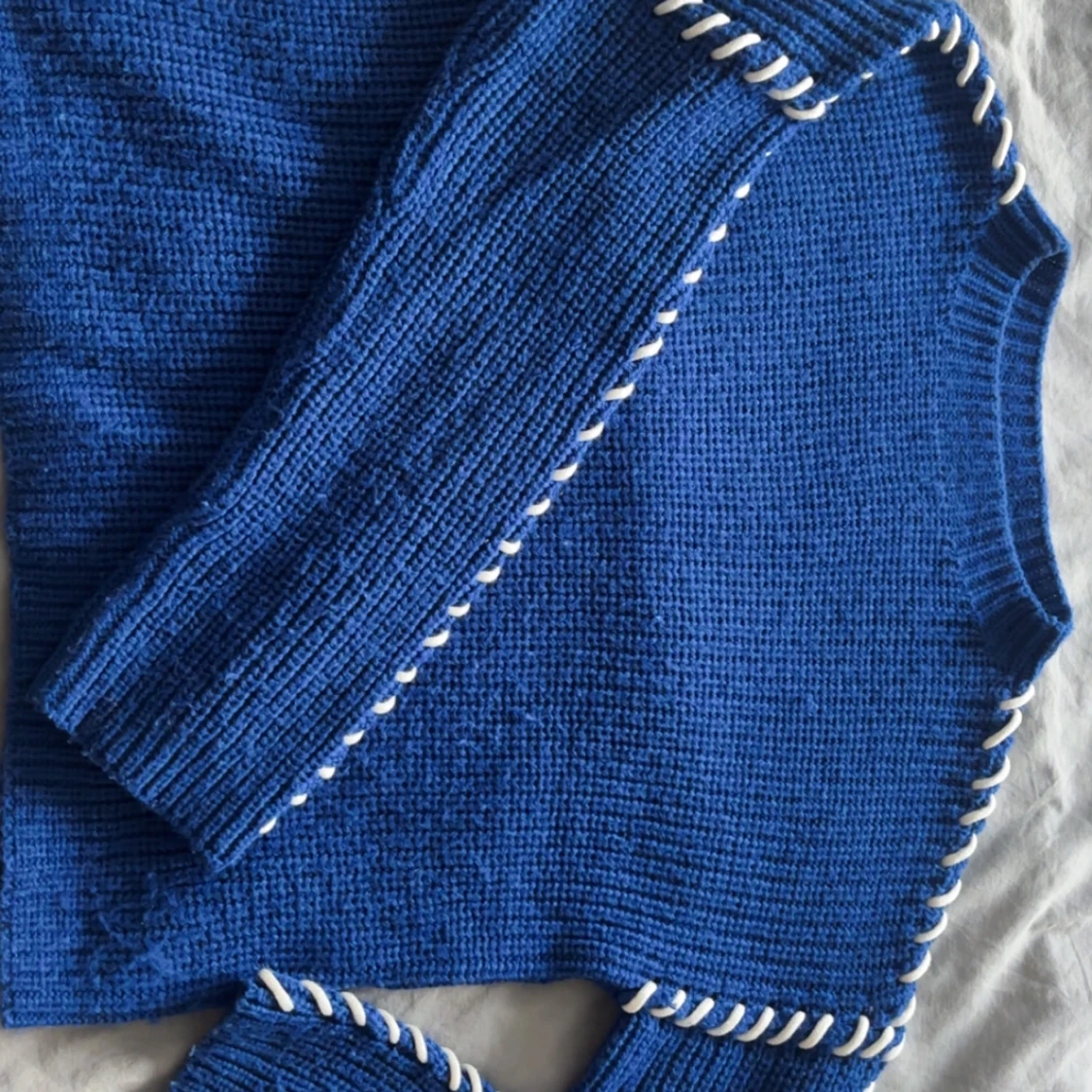 Blå stickad tröja från JDY med snörning - 1