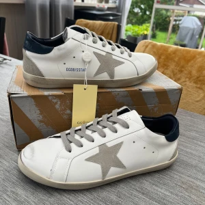 Golden Goose - säljer dessa feta golden goose pågrund av att jag köpte fel storlek. ny skick. riktigt bra pris. 