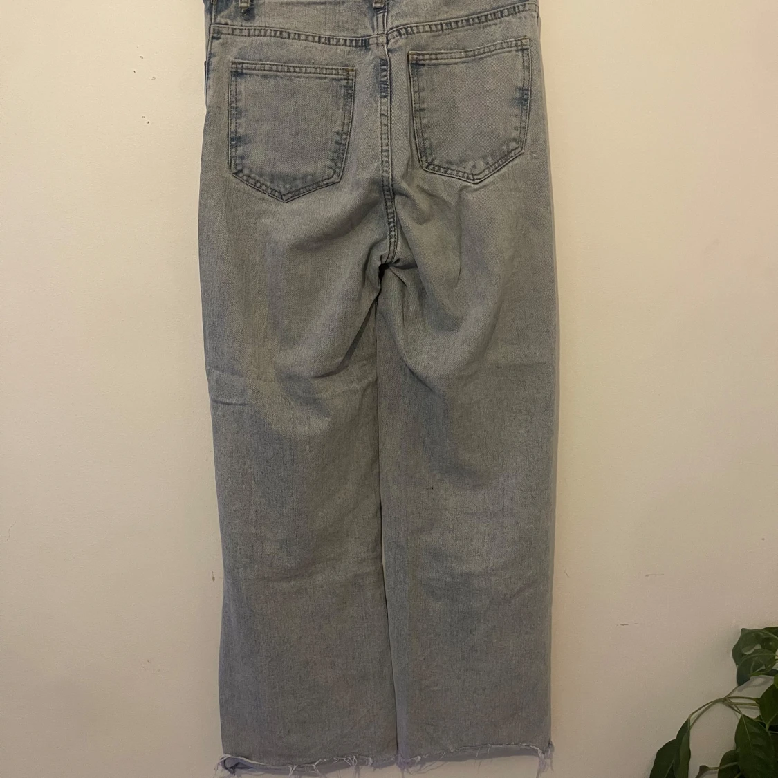 Ljusblå raka jeans med råa kanter - 1