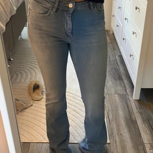 Bootcut jeans i ljusblå denim från ONLY - Snygga bootcut jeans från ONLY i ljusblå denim. Modellen har klassisk femficksdesign, normal passform upptill och lätt utsvängda ben. Jeansen har knapp och dragkedja framtill samt bälteshällor. Perfekta för dig som gillar en retroinspirerad look.