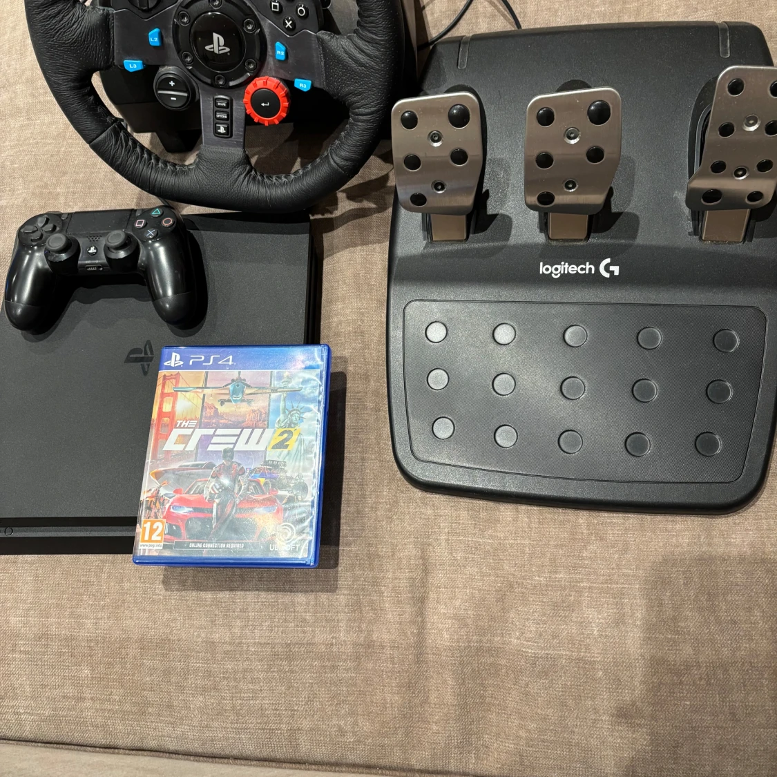 PlayStation 4 med Logitech G29 Racing Wheel och The Crew 2