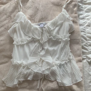 Vit volangig linnetopp från new Yorker  - Supersöt vit linnetopp från new Yorker med tunna axelband. Oanvändt och köpt i våras. 💓