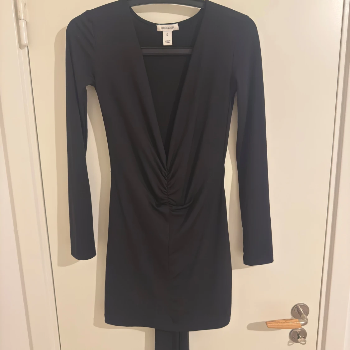 Svart kort klänning med djup v-ringning