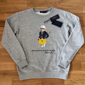 Polo Bear By Ralph Lauren - Grå tröja - Säljer en Polo Bear tröja🙌🏻| Storlek M | Skick 10/10🔥- helt oanvänd | Skriv vid minsta fundering 💭|