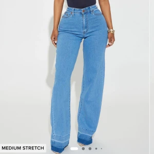 Blå high waist wide jeans - Snygga ljusblå jeans med hög midja och breda ben. Klassisk femficksmodell i stretchigt denim som sitter bekvämt och ger en clean look. Dessa är HELT nya!! Beställde fel storlek så kan inte använda dem och kan inte heller skicka tillbaka då de har stängt tulle till usa.