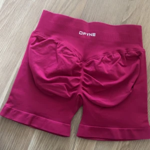 DFYNE - I storlek S modellen impact färgen Berry