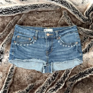 reworked shorts  - midja: 71!! uppcyklade lågmidjade jeansshorts, jag är 160cm & stl xs,s/24-26 för referens 