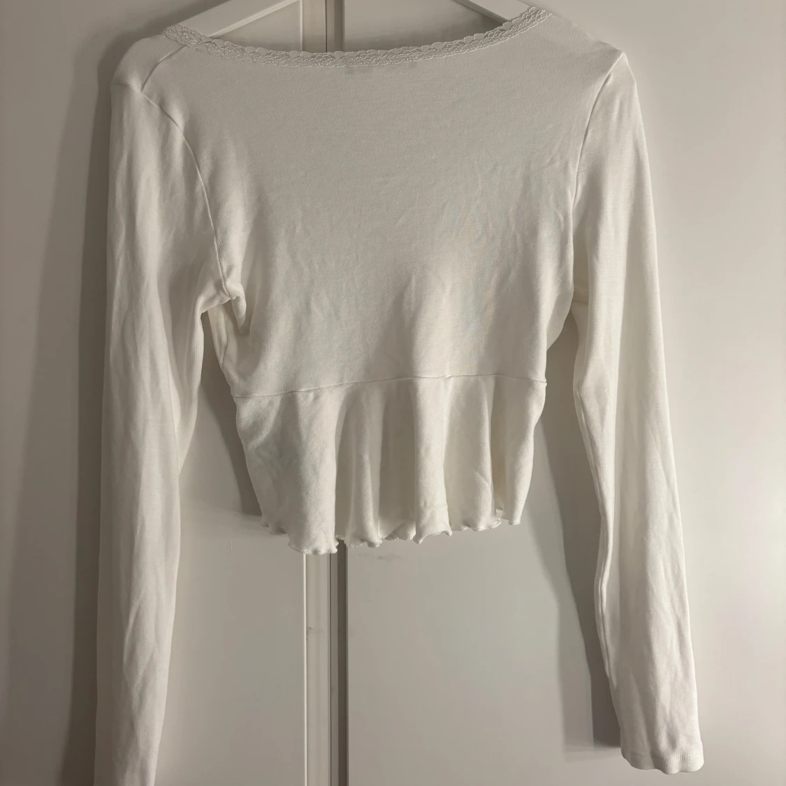 Vit croppad blus med spets från Gina Tricot - 2