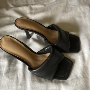 Svarta klackar  - Svarta mellanhöga klackar, jag köpte de själv på plick och märket är okänt💕❤️