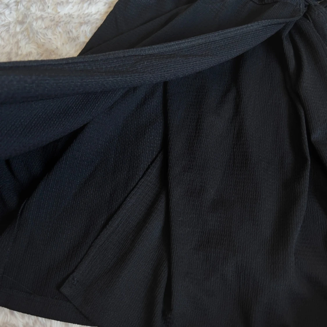 Svart omlottklänning med knytband - 3