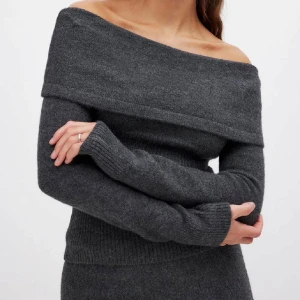 Mörkgrå offshoulder stickad tröja - Mysig mörkgrå stickad tröja med offshoulder och långa ärmar ifrån Moa Matssons kollektion för NA-KD 🤍 (sista bilden är lånad)