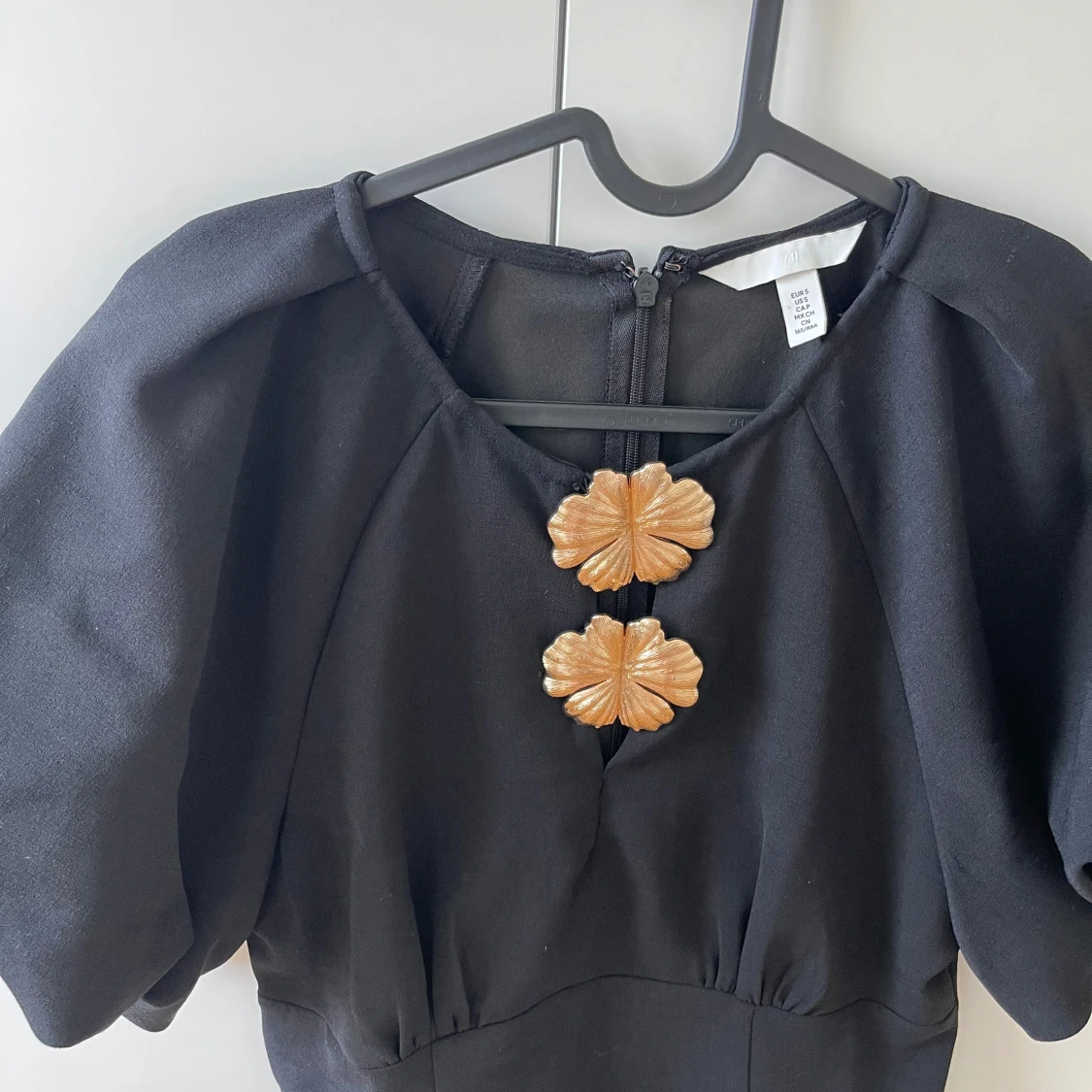 Svart kort klänning med puffärm H&M - 1