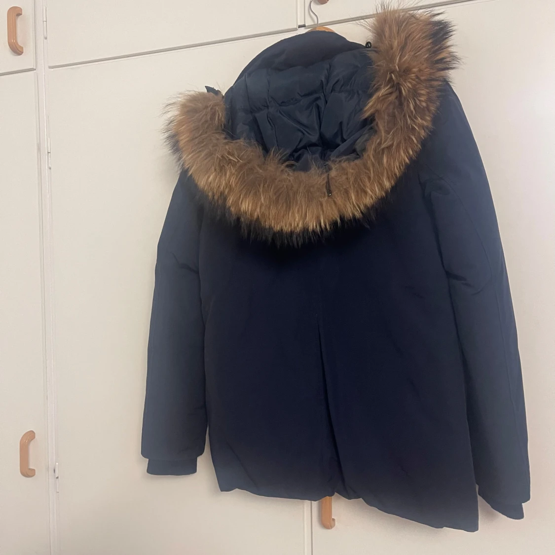 Mörkblå parkas från Svea med fuskpäls - 2