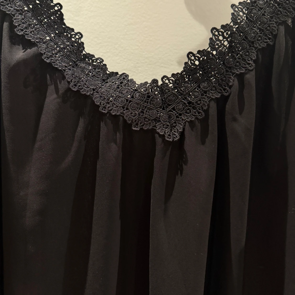 Svart blus med spetskant - 2