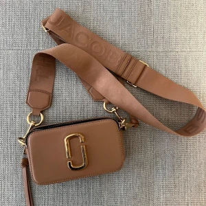 Marc Jacobs väska  - Snygg väska från Marc Jacob. Jag tyvär lite slitage men inget som är synligt när man bär den.