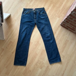 Levi's 501 blå jeans W36 L36 - Klassiska Levi's 501 jeans i mörkblå denim med raka ben och normal passform. Storlek 36/36. Mycket bra skick!