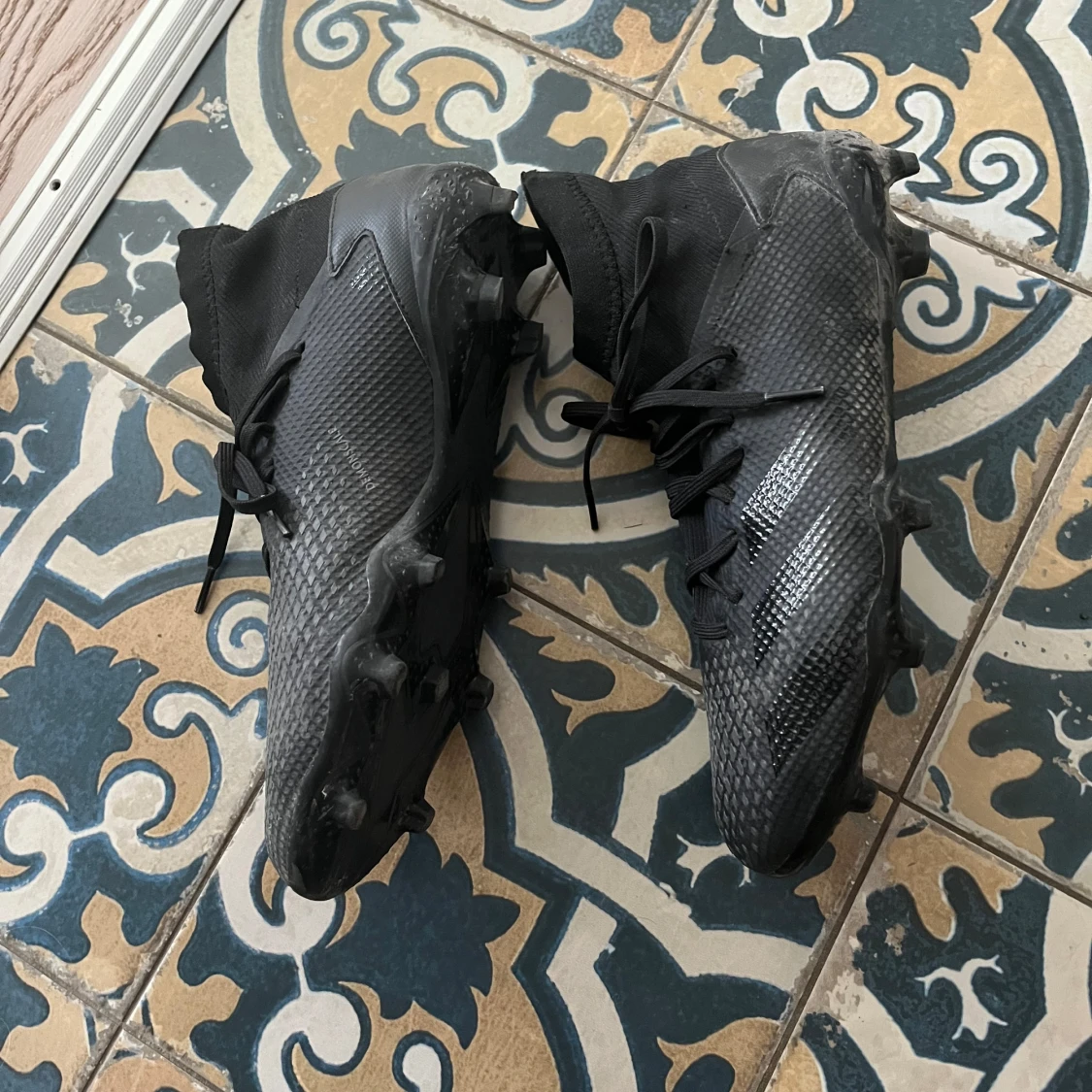 Svarta adidas fotbollsskor - 1